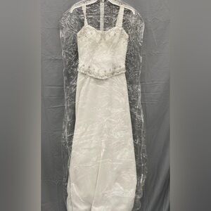 Gorgeous Demetrios wedding dress in a size 4, tank style w/ sweetheart neckline